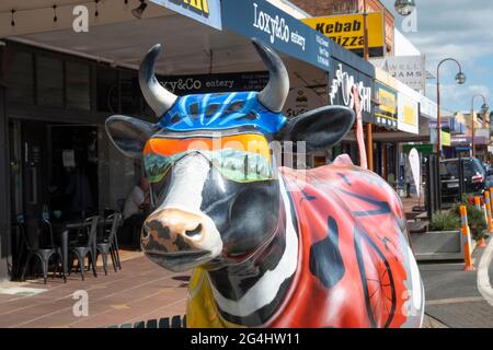 Sculpture d'une vache dans le centre-ville de Morrinsville, représentant l'élevage laitier de la région, Waikato, Île du Nord, Nouvelle-Zélande Banque D'Images