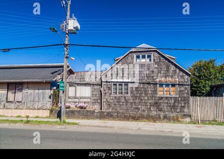 Vue sur les maisons en bois bordant les rues du village de Curaco de Velez, île de Quinchao, Chili Banque D'Images