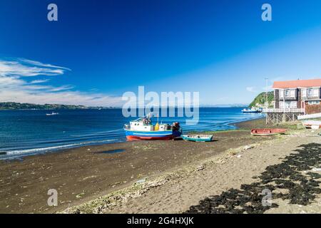 Bateaux dans le village d'Achao, île de Quinchao, Chili Banque D'Images