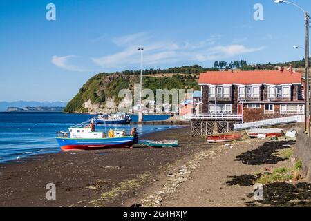 Bateaux dans le village d'Achao, île de Quinchao, Chili Banque D'Images