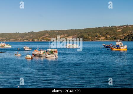 DALCAHUE, CHILI - 21 MARS 2015 : bateaux de pêche dans le village de Dalcahue, île Chiloe, Chili Banque D'Images