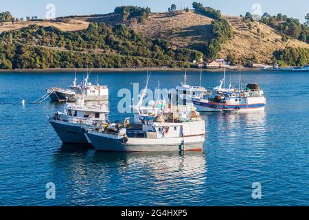 DALCAHUE, CHILI - 21 MARS 2015 : bateaux de pêche dans le village de Dalcahue, île Chiloe, Chili Banque D'Images