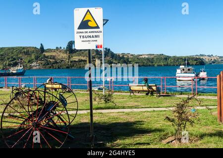 CASTRO, CHILI - 22 MARS 2015 : panneau d'avertissement de risque de tsunami à Castro, île Chiloe, Chili Banque D'Images