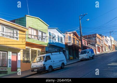 CASTRO, CHILI - 22 MARS 2015 : rue escarpée à Castro, île Chiloe, Chili Banque D'Images