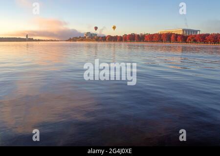 Lac Burley Griffin et Bibliothèque nationale d'Australie Banque D'Images