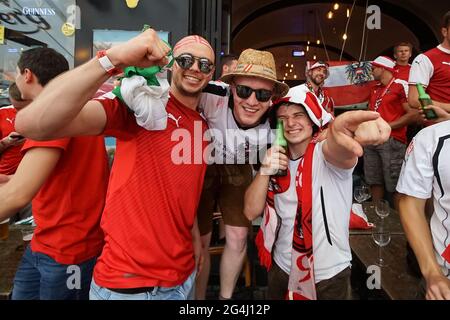 Bucarest, Roumanie - 21 juin 2021 : les supporters de l'Ukraine et de l'Autriche font partie dans les pubs et les rues de la vieille ville avant le match de football entre Banque D'Images