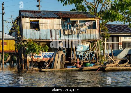 Belen est au bord de la ville d'Iquitos et abrite des maisons flottantes et des maisons sur pilotis, où la pauvreté est la règle Banque D'Images