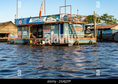 Belen est au bord de la ville d'Iquitos et abrite des maisons flottantes et des maisons sur pilotis, où la pauvreté est la règle Banque D'Images