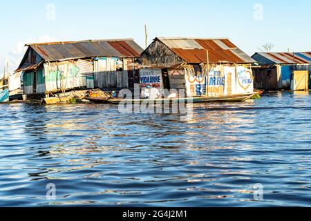 Belen est au bord de la ville d'Iquitos et abrite des maisons flottantes et des maisons sur pilotis, où la pauvreté est la règle Banque D'Images