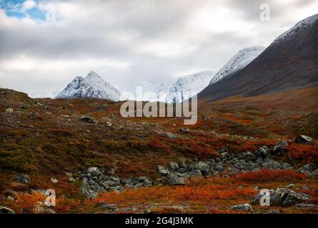 Sommets enneigés le long du sentier Kungsleden entre Alesjaure et Salka, Laponie, Suède, septembre 2020 Banque D'Images