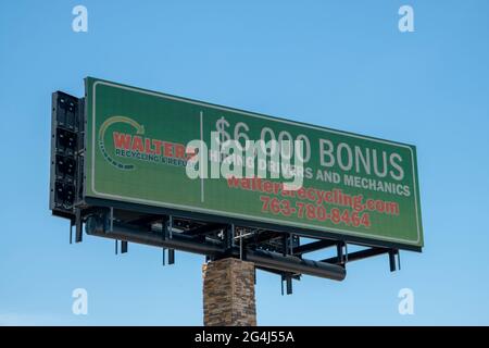 Blaine, Minnesota. Affiche d'embauche chez Walters Recycling avec prime d'embauche de 6000 $ pour les conducteurs et les mécaniciens. Banque D'Images