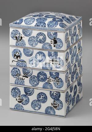 . Boîte inférieure de boîte carrée (Jubako) avec couvercle en porcelaine composé de quatre couches avec murs ajourés de formes diverses, peints en bleu sous-glaçure. Sur les murs, des médaillons formés de différentes boissons florales (prunus, chrysanthème, pivoine, orchidée, nénuphar, etc.). Sur le bord du couvercle un motif de méandre. Bleu blanc. Banque D'Images