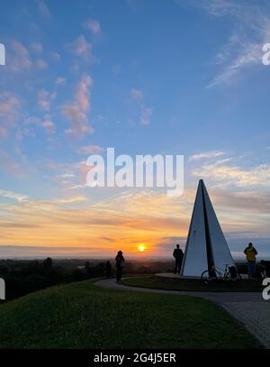 Le solstice d'été se lève au lever du soleil à la Pyramide lumière à Campbell Park, Milton Keynes. Les personnes de cette image ne sont pas identifiables. Banque D'Images