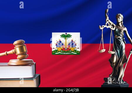 Droit et justice en Haïti. Statue de themis et le gavage du juge sur fond de drapeau d'Haïti. Droit et justice. Banque D'Images