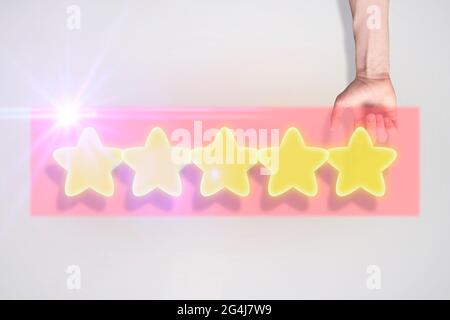 la main du doigt donne le concept de satisfaction de l'utilisateur cinq étoiles Banque D'Images
