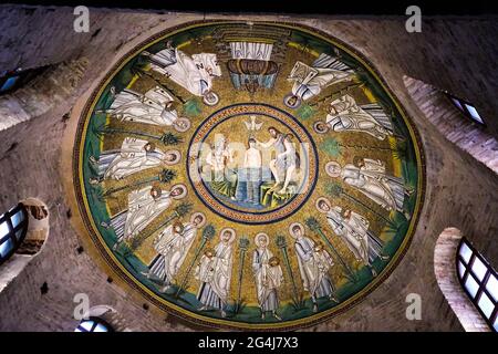 Mosaïques dans le Baptistère Arien représentant le Baptême de Jésus par Saint Jean-Baptiste à Ravenne en Italie Banque D'Images