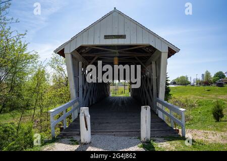 St. Charles, Iowa - le 4 mai 2021 : pont couvert IME, porte d'accès aux ponts couverts du comté de Madison Banque D'Images