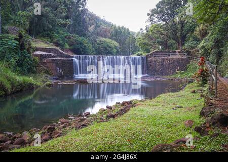 KILAUEA, HAWAII, ÉTATS-UNIS - 02 juin 2021 : le barrage de pierre historique de Kilauea reste conservé et est une destination populaire de randonnée sur Kauai. Banque D'Images