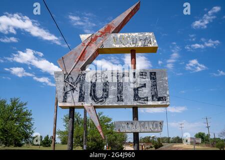 Générique, ancien panneau de néon abandonné pour un motel le long de la route 66 dans l'Oklahoma Banque D'Images