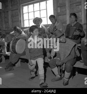 Groupe de jeunes mapuches jouant de la musique et dansant à Chiloe-Chili 1985 Banque D'Images