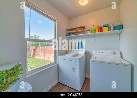 Buanderie avec lave-linge et sèche-linge Banque D'Images
