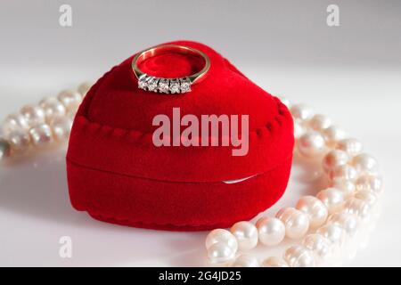 Bague en losange dans une boîte rouge. Banque D'Images