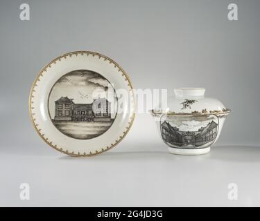 . Sous-daté d'un bol à sucre en porcelaine, peint sur le glaçage en noir et or. Sur le plat du plat une représentation de la nouvelle foire aux céréales d'Amsterdam dans un médaillon; le bord avec une étroite «frontière perlière». Ancienne étiquette sur la partie inférieure avec « F. Bodenham / Elmhurst, Hereford / 17 '. Performance européenne à Encre de Chine. Banque D'Images