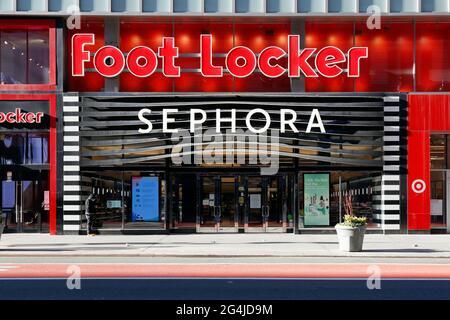 Foot Locker, Sephora, Target, 112 W 34th St, New York, NY. Extérieur des vitrines commerciales de Herald Square. Banque D'Images