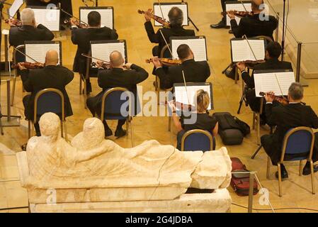 Beyrouth, Liban. 21 juin 2021. Des musiciens jouent à l'intérieur du Musée national de Beyrouth, à Beyrouth, au Liban, le 21 juin 2021. Une fête musicale a eu lieu ici lundi pour marquer la Journée mondiale de la musique. Credit: Bilal Jawich/Xinhua/Alay Live News Banque D'Images