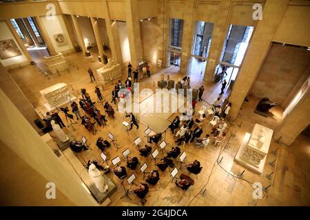 Beyrouth, Liban. 21 juin 2021. Des musiciens jouent à l'intérieur du Musée national de Beyrouth, à Beyrouth, au Liban, le 21 juin 2021. Une fête musicale a eu lieu ici lundi pour marquer la Journée mondiale de la musique. Credit: Bilal Jawich/Xinhua/Alay Live News Banque D'Images