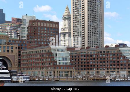 Rowes Wharf, marina et condominiums dans le quartier Waterfront avec Boston Custom House Tower en arrière-plan. Boston, ma. Banque D'Images