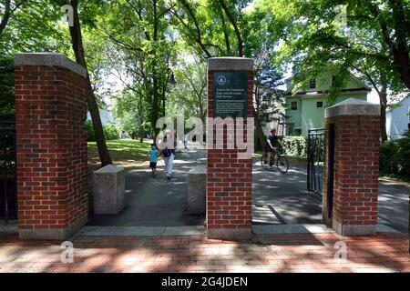 Gens et cyclistes dans le parc linéaire Alewife à Somerville, ma. Un sentier d'utilisation mixte et un parc communautaire construit au-dessus d'un tunnel de métro Red Line Banque D'Images