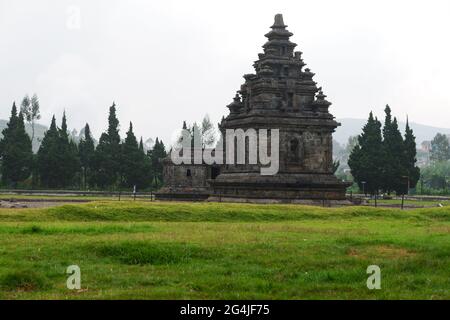 Belle vue sur le temple Arjuna dans l'enceinte du temple de Dieng, Indonésie Banque D'Images