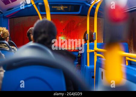 Les passagers attendent patiemment sur le pont supérieur d'un bus coincé dans la circulation, lors d'une soirée pluvieuse, Londres, Angleterre, Royaume-Uni. Banque D'Images