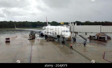 Delta Air Lines Boeing 757-232 WL N694DL l'esprit de la liberté au terminal de l'aéroport de Cancun, Quintana Roo, Mexique Banque D'Images