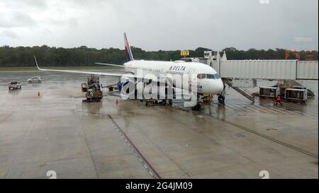 Delta Air Lines Boeing 757-232 WL N694DL l'esprit de la liberté au terminal de l'aéroport de Cancun, Quintana Roo, Mexique Banque D'Images