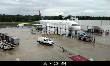 Delta Air Lines Boeing 757-232 WL N694DL l'esprit de la liberté au terminal de l'aéroport de Cancun, Quintana Roo, Mexique Banque D'Images