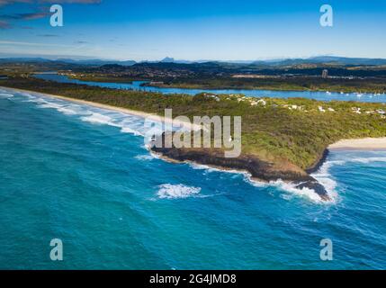 Phare de Fingal Head et colonnes hexagonales volcaniques de roche au large de la Tweed Heads Coast, Nouvelle-Galles du Sud Australie Banque D'Images