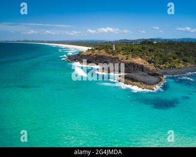 Phare de Fingal Head et colonnes hexagonales volcaniques de roche au large de la Tweed Heads Coast, Nouvelle-Galles du Sud Australie Banque D'Images