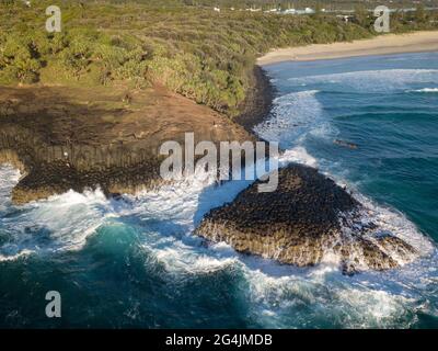 Phare de Fingal Head et colonnes hexagonales volcaniques de roche au large de la Tweed Heads Coast, Nouvelle-Galles du Sud Australie Banque D'Images