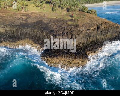 Phare de Fingal Head et colonnes hexagonales volcaniques de roche au large de la Tweed Heads Coast, Nouvelle-Galles du Sud Australie Banque D'Images