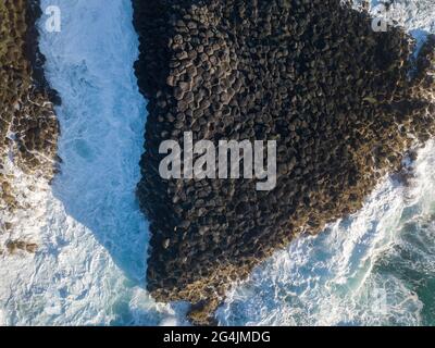 Phare de Fingal Head et colonnes hexagonales volcaniques de roche au large de la Tweed Heads Coast, Nouvelle-Galles du Sud Australie Banque D'Images