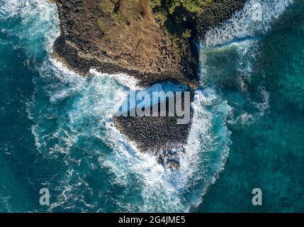 Phare de Fingal Head et colonnes hexagonales volcaniques de roche au large de la Tweed Heads Coast, Nouvelle-Galles du Sud Australie Banque D'Images