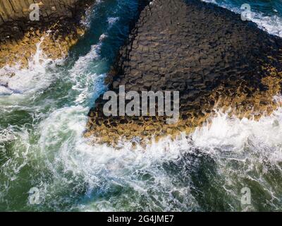 Phare de Fingal Head et colonnes hexagonales volcaniques de roche au large de la Tweed Heads Coast, Nouvelle-Galles du Sud Australie Banque D'Images