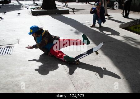 Un patineur tombe après avoir essayé de sauter quelques escaliers pendant la Journée mondiale du patinage à Bogota, Colombie, le 21 juin 2021 Banque D'Images