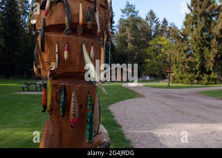 HEDESUNDA, SUÈDE LE 19 MAI 2021. Vue sur une œuvre d'art en bois. Lares de pêche, bancales sur fond de bois. Utilisation éditoriale. Banque D'Images
