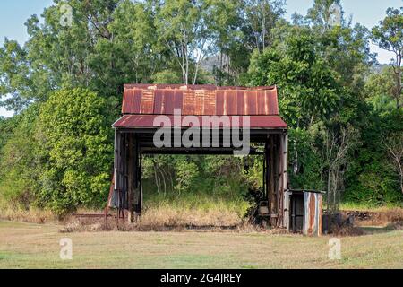 Un vieux hangar rouillé qui faisait autrefois partie d'une infrastructure de la sucrerie se désardent aujourd'hui Banque D'Images