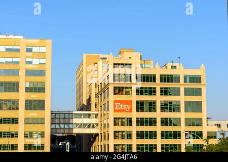 Façade du bâtiment du siège d'Etsy. Etsy est une société américaine de commerce électronique qui se concentre sur les articles faits à la main ou vintage et les fournitures artisanales - New York, USA - 20 Banque D'Images