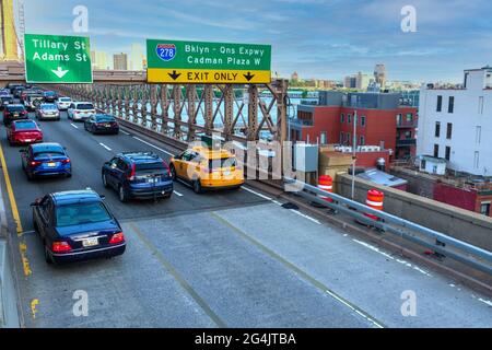 Vue surélevée de la circulation sur le pont de Brooklyn. Panneau de signalisation Brooklyn Queens Expressway - New York, États-Unis - 2021 Banque D'Images