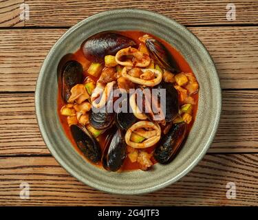 Ragoût de fruits de mer avec du poisson, des moules, des calmars, des buccins et des légumes Banque D'Images